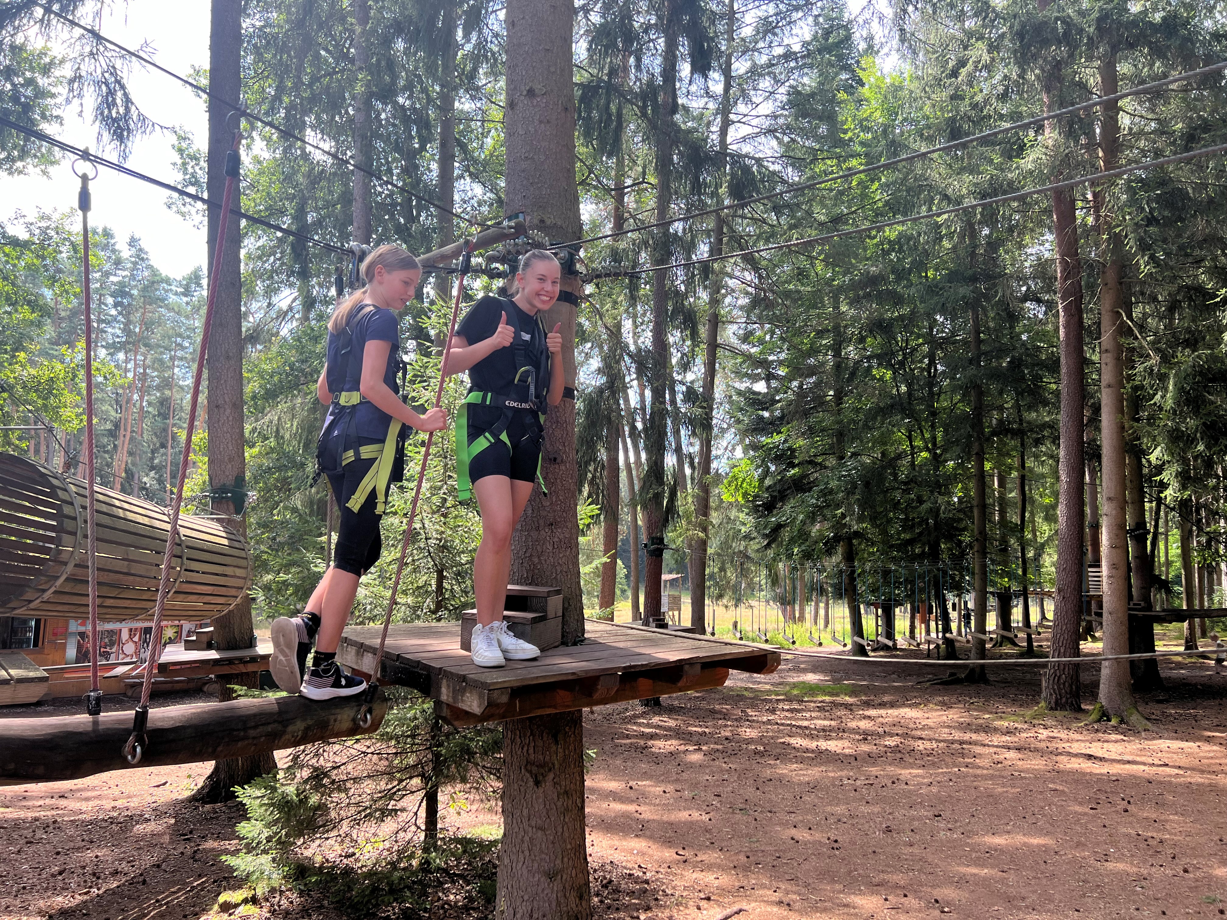  Zwei Kinder beim Klettern im Kletterwald 