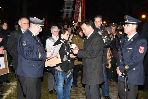  Feierliche Stimmung bei der Verleihung der Bürgermedaille in Silber durch Bürgermeister Robert Pfann an Erhard Schneider (links) 