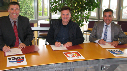  Die Bürgermeister Jürgen Spahl (Rednitzhembach), Werner Langhans (Wendelstein) und Robert Pfann (Schwanstetten) unterzeichnen die Vereinbarung zur Zusammenarbeit beim Leader-Projekt &quot;Mühlen- und Industriegeschichtstour&quot;. 