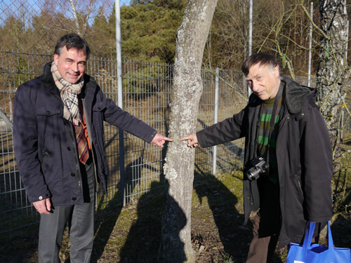  Klaus Brünner (rechts) informiert Bürgermeister Robert Pfann (links) über die besonders wichtige Flechtenart 