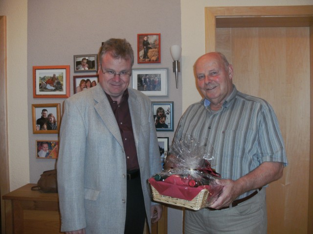  Heinrich Rühl ( rechts) und Klaus Dill bei der Geschenkübergabe zum 75. Geburtstag 