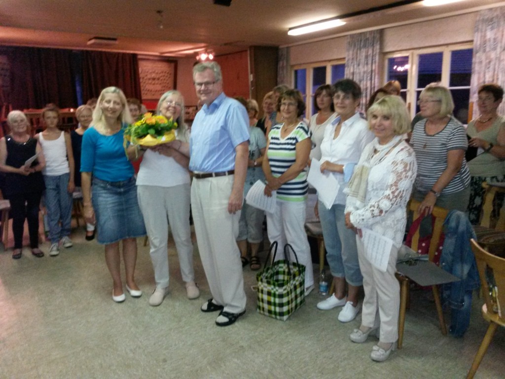  Ingeborg Knauer erhielt zum 80. Geburtstag einen bunten Blumenstrauß. 