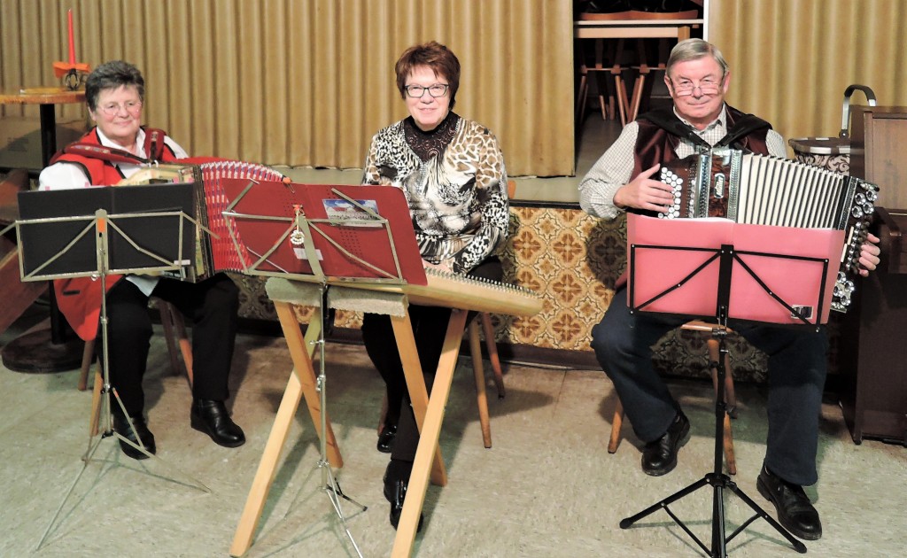  Das vielseitige Programm dieses Abends wurde durch Gertrud Fritsch mit ihrer Stubenmusik unterstützt 