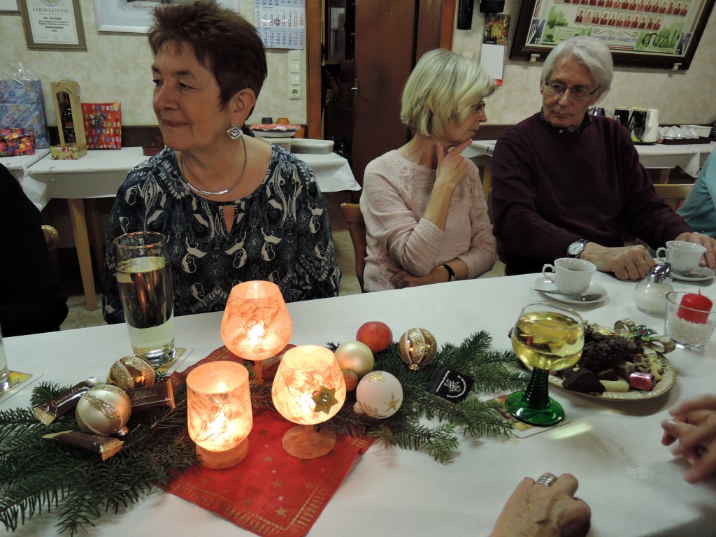  Gabi Gegner und Roswitha Grzyb sorgten für den weihnachtlichen Tischschmuck. 