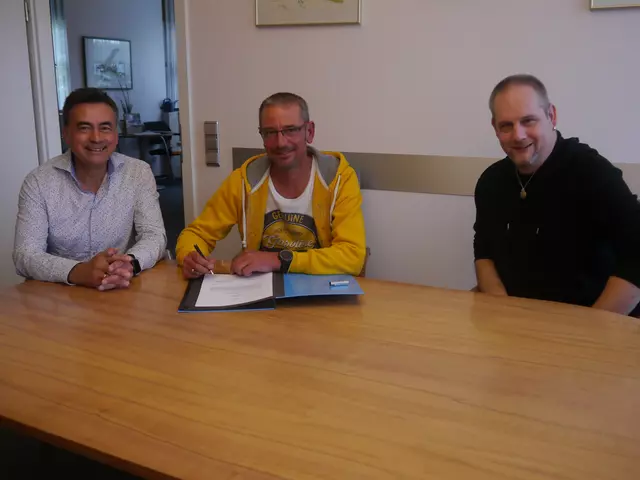 Robert Pfann, Jean-Paul Rothenbusch und Frank Städler sitzen an einem Tisch.