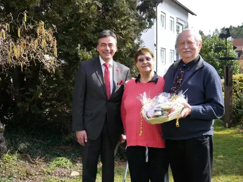 Das sichtlich zufriedene Jubelpaar in ihrem Garten mit Bürgermeister Robert Pfann 