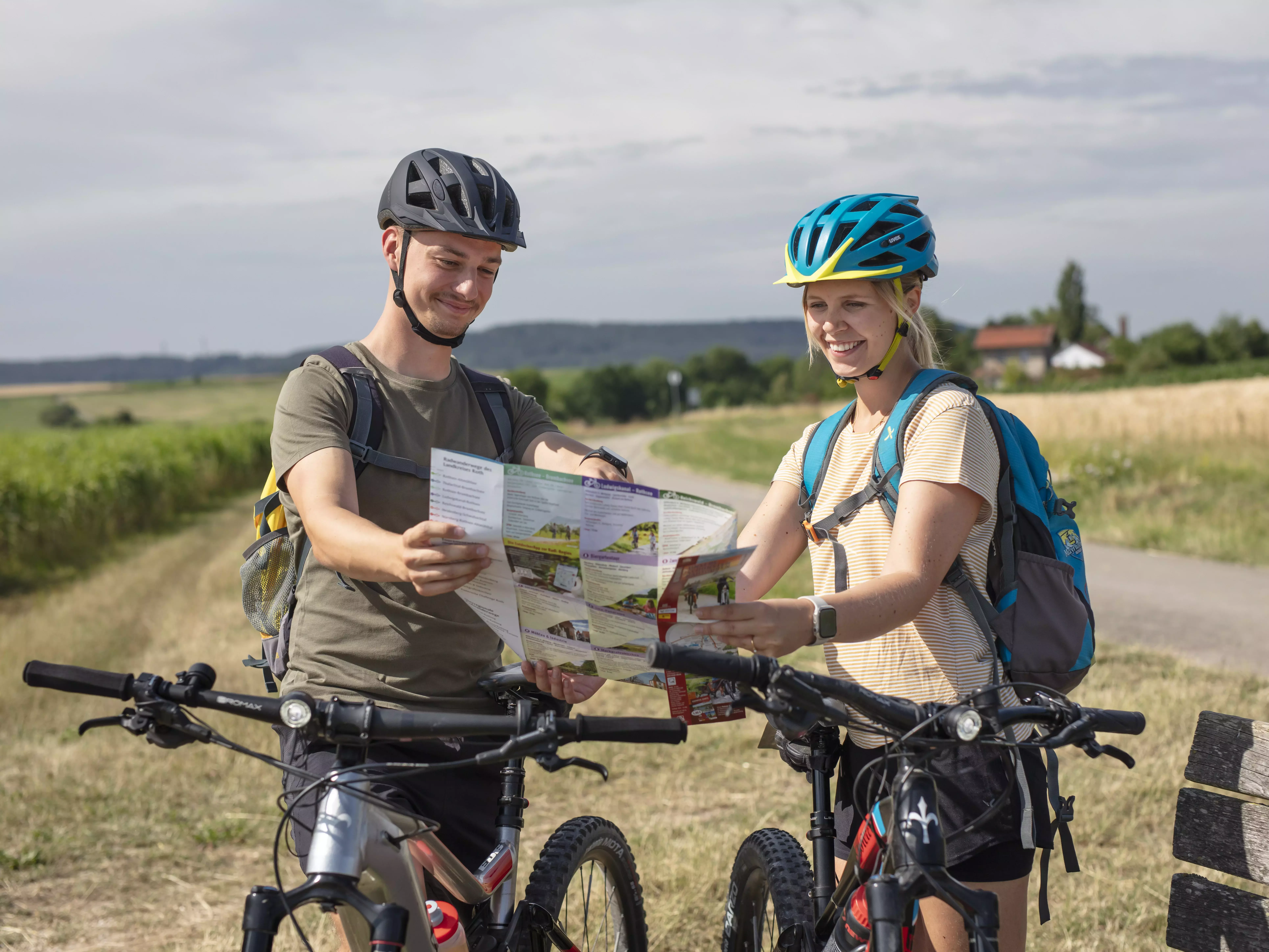 Zwei Radfahrer schauen auf eine Radwegekarte